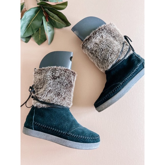 Toms Black Suede & Fur Lace Up Ankle Boots - Picture 2 of 10